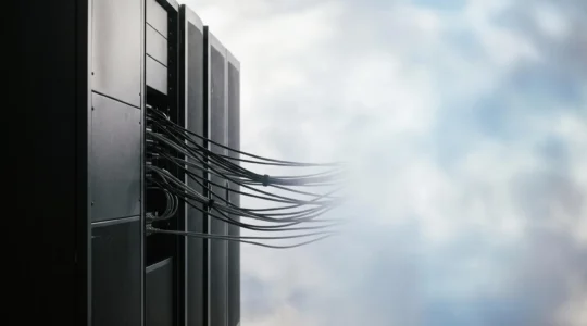 Représentation symbolique d'une infrastructure de serveurs internes reliée à un espace numérique diffus évoquant le cloud public