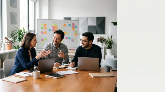Petite equipe pluridisciplinaire collaborant autour d'une table dans un bureau moderne pour concevoir une application metier