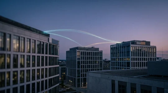 Représentation visuelle d'un réseau d'entreprise sécurisé reliant trois sites distants par fibre optique